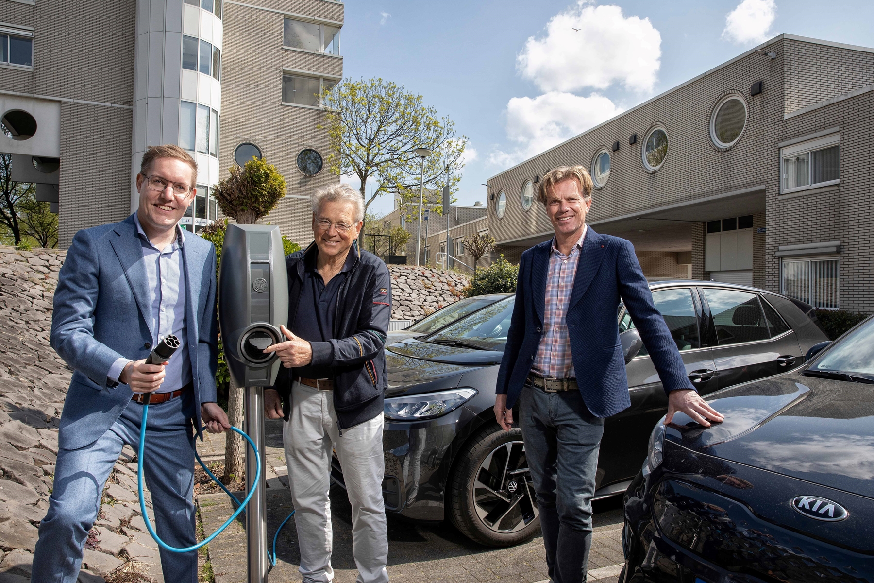 Op de foto v.l.n.r. Rotterdamse Wethouder Arno Bonte (o.a. duurzaamheid, energietransitie), Rob Schouten (VvE Het Bastion) en Arian van Waalbeek (VvE Laadloket) bij VvE Het Bastion in Rotterdam.